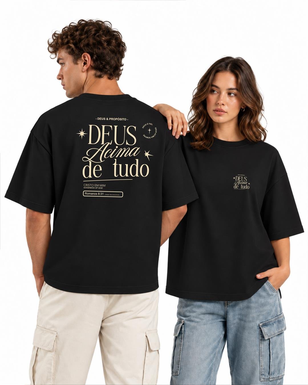 Coleção Deus acima de tudo: camiseta preta com estampa creme, vista de frente e de costas